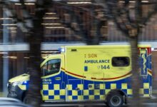 Ελβετία:-Συγκλονιστικά-πλάνα-από-τη-στιγμή-που-έντρομοι-θαμώνες-προσπαθούν-να-βγουν-από-το-φλεγόμενο-μπαρ-στο-Κραν-Μοντανά