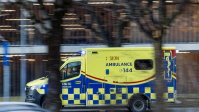 Ελβετία:-Συγκλονιστικά-πλάνα-από-τη-στιγμή-που-έντρομοι-θαμώνες-προσπαθούν-να-βγουν-από-το-φλεγόμενο-μπαρ-στο-Κραν-Μοντανά