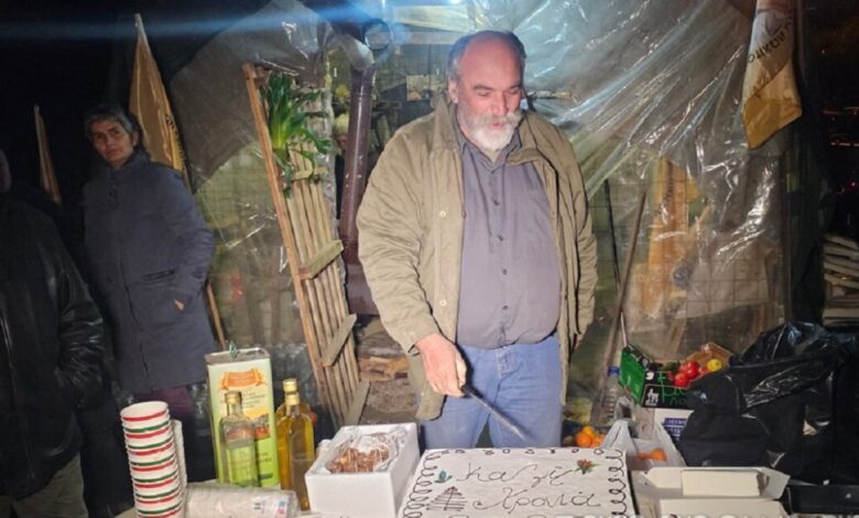 Πρωτοχρονιά-στα-μπλόκα-έκαναν-οι-αγρότες-στα-Χανιά:-Έκοψαν-βασιλόπιτα-στα-Μεγάλα-Χωράφια