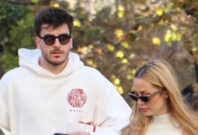 Φώτης-Ιωαννίδης-και-Ελένη-Βουλγαράκη-ποζάρουν-αγκαλιασμένοι-στη-μέση-δρόμου,-στο-πρώτο-βίντεο-του-2026