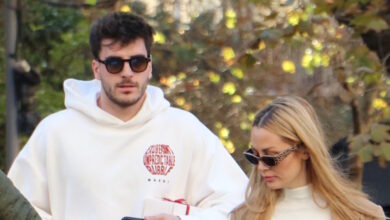 Φώτης-Ιωαννίδης-και-Ελένη-Βουλγαράκη-ποζάρουν-αγκαλιασμένοι-στη-μέση-δρόμου,-στο-πρώτο-βίντεο-του-2026