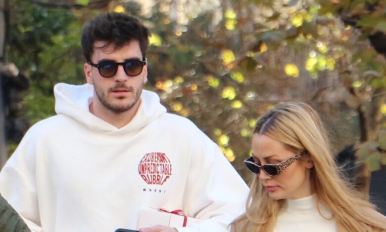 Φώτης-Ιωαννίδης-και-Ελένη-Βουλγαράκη-ποζάρουν-αγκαλιασμένοι-στη-μέση-δρόμου,-στο-πρώτο-βίντεο-του-2026