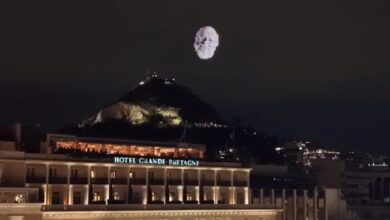 Σύνταγμα:-Η-συγκινητική-στιγμή-που-τα-drones-ζωγράφισαν-το-πρόσωπο-του-Διονύση-Σαββόπουλου