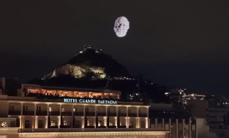 Σύνταγμα:-Η-συγκινητική-στιγμή-που-τα-drones-ζωγράφισαν-το-πρόσωπο-του-Διονύση-Σαββόπουλου