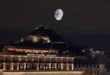 Σύνταγμα:-Η-συγκινητική-στιγμή-που-τα-drones-ζωγράφισαν-το-πρόσωπο-του-Διονύση-Σαββόπουλου