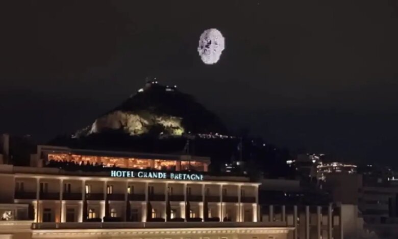 Σύνταγμα:-Η-συγκινητική-στιγμή-που-τα-drones-ζωγράφισαν-το-πρόσωπο-του-Διονύση-Σαββόπουλου