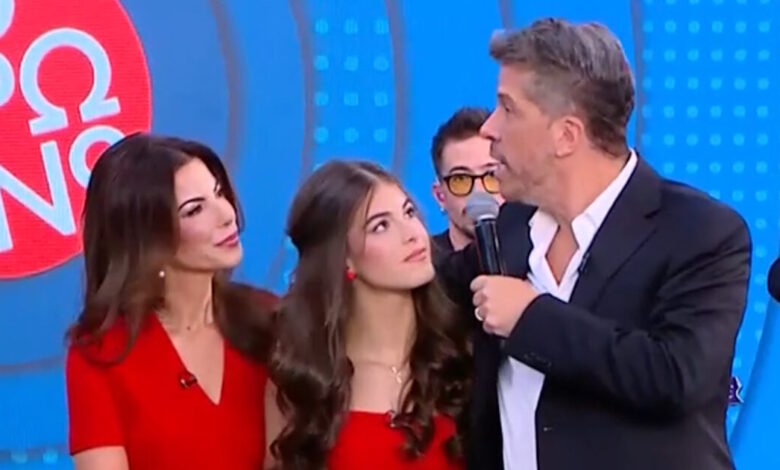 Χάρης-Βαρθακούρης:-Η-13χρονη-κόρη-του-τραγούδησε-για-πρώτη-φορά-στην-τηλεόραση-–-Η-απίστευτη-ομοιότητα-με-την-μητέρα-της,-Αντελίνα