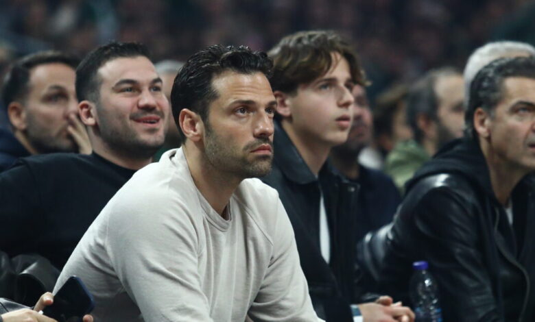 Ο-Κωνσταντίνος-Αργυρός-παρακολουθεί-το-Παναθηναϊκός-–-Ολυμπιακός-στο-telekom-center-athens