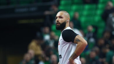 Παναθηναϊκός-–-Ολυμπιακός:-Αποδοκιμασίες-στον-Φουρνιέ-και-τρολάρισμα-στον-Βεζένκοφ-από-τους-οπαδούς-του-«τριφυλλιού»