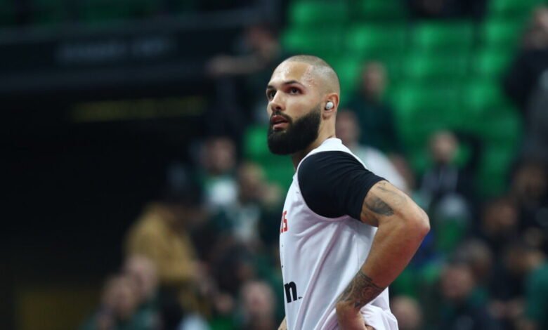 Παναθηναϊκός-–-Ολυμπιακός:-Αποδοκιμασίες-στον-Φουρνιέ-και-τρολάρισμα-στον-Βεζένκοφ-από-τους-οπαδούς-του-«τριφυλλιού»