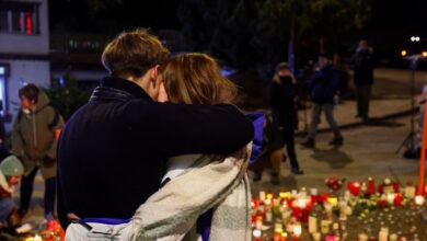 Ελβετία:-Θρήνος-και-αναπάντητα-ερωτήματα-για-την-φωτιά-στο-μπαρ-του-Κραν-Μοντανά-–-Αγωνία-για-την-15χρονη-Αλίκη