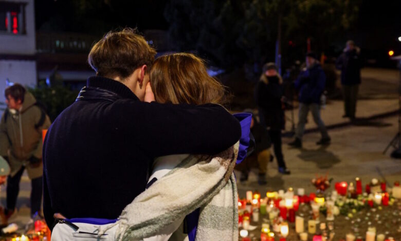 Ελβετία:-Θρήνος-και-αναπάντητα-ερωτήματα-για-την-φωτιά-στο-μπαρ-του-Κραν-Μοντανά-–-Αγωνία-για-την-15χρονη-Αλίκη