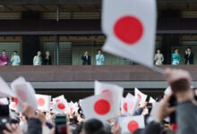 Ιαπωνία:-Νεαρός-γδύθηκε-μπροστά-στον-αυτοκράτορα-Ναρουχίτο,-άρχισε-να-τρέχει-και-τελικά-συνελήφθη