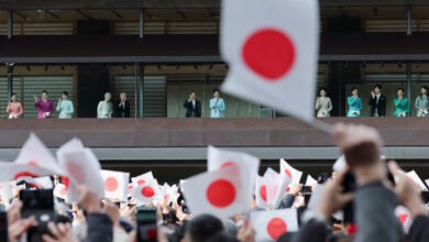 Ιαπωνία:-Νεαρός-γδύθηκε-μπροστά-στον-αυτοκράτορα-Ναρουχίτο,-άρχισε-να-τρέχει-και-τελικά-συνελήφθη