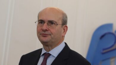 Κωστής-Χατζηδάκης:-Το-ΠΑΣΟΚ-συνδυάζει-άγνοια-και-δημαγωγία-–-«Μισόλογα-και-σοφιστίες»-λέει-η-Χαριλάου-Τρικούπη