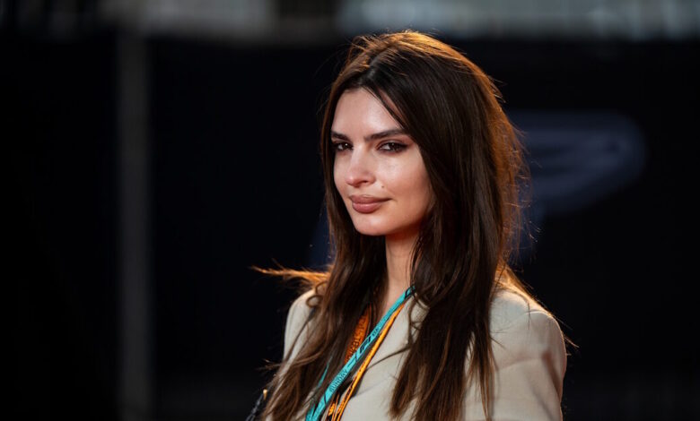 Έμιλι-Ραταϊκόφσκι-και-Ρομέν-Γαβράς-στην-Αθήνα:-Οι-αναρτήσεις-του-γνωστού-μοντέλου