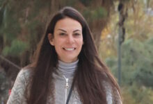 Εύη-Βατίδου:-Βόλτα-στη-Γλυφάδα-με-το-σκυλάκι-της-–-Εικόνες-από-τον-πρωινό-περίπατο-που-έκανε