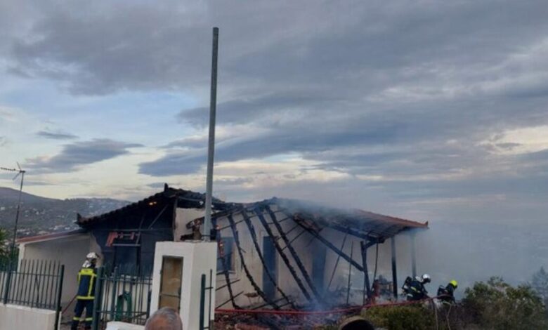 Τραγωδία-στη-Ραφήνα:-Ηλικιωμένος-βρέθηκε-νεκρός-μετά-από-φωτιά-στο-σπίτι-του-–-Δείτε-φωτογραφίες