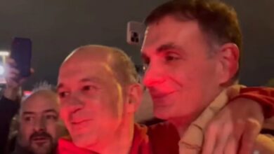 Ολυμπιακός:-Η-«καυτή»-υποδοχή-στο-ΣΕΦ,-οι-αγκαλιές-από-Γιώργο-Αγγελόπουλο-και-το-«Μπαρτζώκα,-ψυχάρα»