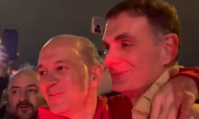 Ολυμπιακός:-Η-«καυτή»-υποδοχή-στο-ΣΕΦ,-οι-αγκαλιές-από-Γιώργο-Αγγελόπουλο-και-το-«Μπαρτζώκα,-ψυχάρα»