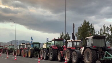 Μπλόκα-αγροτών:-Έκλεισαν-την-Εθνική-οδό-στη-Θήβα-–-«Θα-μείνουμε-εδώ-μέχρι-να-δικαιωθούμε»