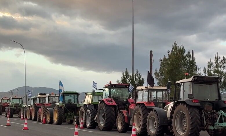 Μπλόκα-αγροτών:-Έκλεισαν-την-Εθνική-οδό-στη-Θήβα-–-«Θα-μείνουμε-εδώ-μέχρι-να-δικαιωθούμε»