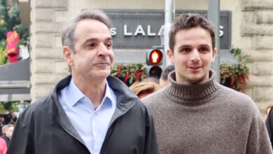 Κυριάκος-Μητσοτάκης-και-Κωνσταντίνος-Μητσοτάκης-παρακολούθησαν-την-ταινία-«Καποδίστριας»-σε-κινηματογράφο-της-Αθήνας