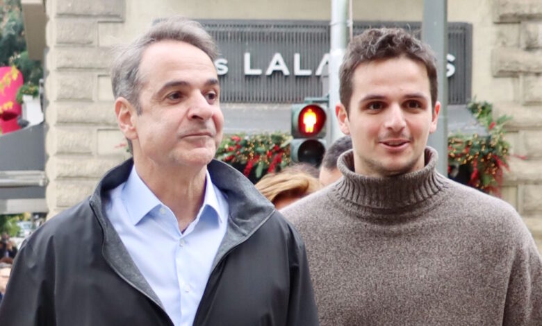 Κυριάκος-Μητσοτάκης-και-Κωνσταντίνος-Μητσοτάκης-παρακολούθησαν-την-ταινία-«Καποδίστριας»-σε-κινηματογράφο-της-Αθήνας