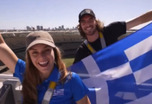 Τσιτσιπάς-και-Σάκκαρη-ανέβηκαν-στην-οροφή-του-γηπέδου-στο-Περθ-και-ανέμισαν-την-ελληνική-σημαία