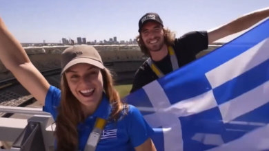 Τσιτσιπάς-και-Σάκκαρη-ανέβηκαν-στην-οροφή-του-γηπέδου-στο-Περθ-και-ανέμισαν-την-ελληνική-σημαία