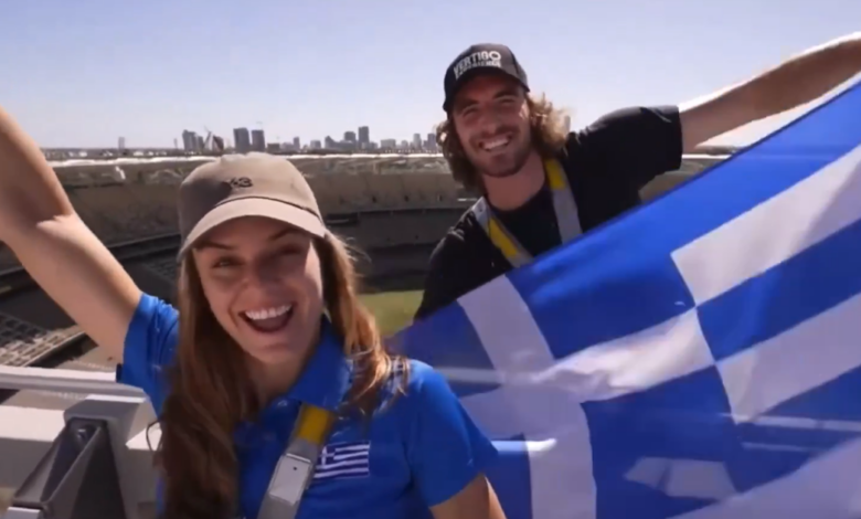 Τσιτσιπάς-και-Σάκκαρη-ανέβηκαν-στην-οροφή-του-γηπέδου-στο-Περθ-και-ανέμισαν-την-ελληνική-σημαία