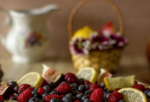 Συνταγή-για-εύκολο-λεμονογλυκό-ψυγείου-με-βρώμη-και-φρούτα-του-δάσους