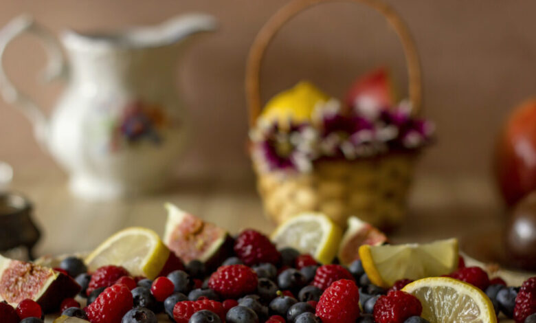 Συνταγή-για-εύκολο-λεμονογλυκό-ψυγείου-με-βρώμη-και-φρούτα-του-δάσους