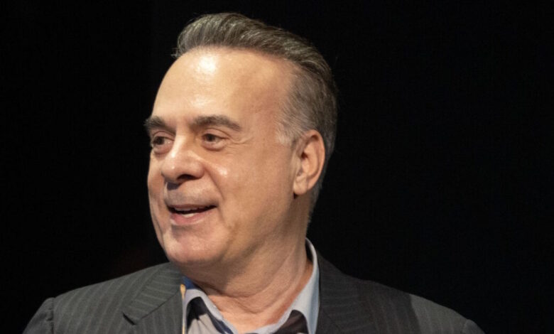 Φώτης-Σεργουλόπουλος:-Πρωτοχρονιά-στο-Παρίσι-και-βόλτες-στον-Σηκουάνα-με-την-παρέα-του