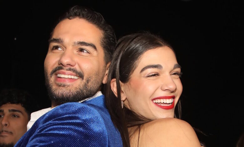 Μελίνα-Νικολαΐδη-και-Χρήστος-Μάστορας-σε-«πειράγματα»-στην-πίστα-νυχτερινού-κέντρου-της-Αθήνας