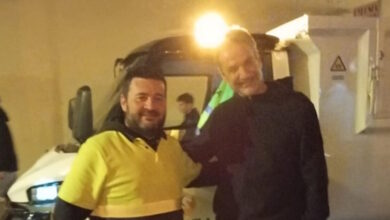 Ο-Κυριάκος-Μητσοτάκης-στα-Χανιά-–-Η-χαλαρή-βόλτα-του-πρωθυπουργού-στο-ενετικό-λιμάνι