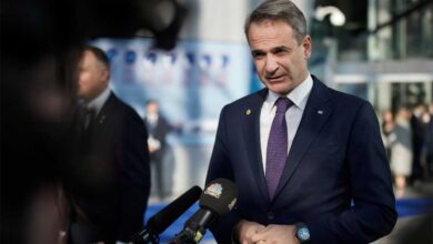 Κάθεται-σε-αναμμένα-κάρβουνα