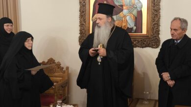 Η-απονομή-του-“Βραβείου-Φιλίας-Τρικάλων”-στην-μοναχή-Θεοτέκνη-Αγιοστεφανίτισσα