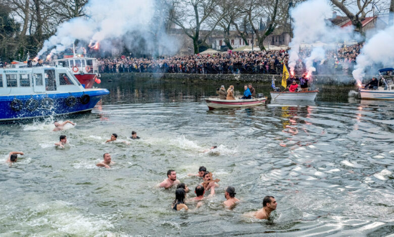 Θεοφάνεια:-Η-μοναδική-φορά-που-φανερώθηκε-η-τρισυπόστατη-παρουσία-του-Θεού-–-Η-ιστορία-και-ο-αγιασμός-των-υδάτων