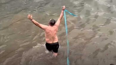 Θεοφάνεια-στα-Τρίκαλα:-Ο-Κώστας-Αθανασάκης-έπιασε-τον-Σταυρό-–-Το-μήνυμα-Σκρέκα-με-το-λευκό-περιστέρι