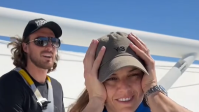 Τρομαγμένη-η-Μαρία-Σάκκαρη-στην-οροφή-του-σταδίου-του-Περθ,-μαζί-της-και-ο-Στέφανος-Τσιτσιπάς