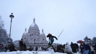 Μονμάρτρη:-Κάτοικοι-μετέτρεψαν-τα-σκαλιά-της-sacre-coeur-σε-πίστα-σκι-μετά-την-σφοδρή-χιονόπτωση-στο-Παρίσι