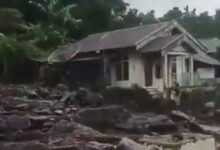 Ινδονησία:-14-νεκροί-και-4-αγνοούμενοι-από-τις-φονικές-πλημμύρες-που-παρέσυραν-ολόκληρες-περιοχές-της-χώρας