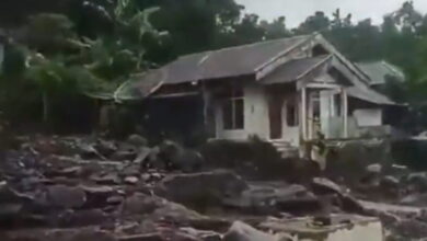 Ινδονησία:-14-νεκροί-και-4-αγνοούμενοι-από-τις-φονικές-πλημμύρες-που-παρέσυραν-ολόκληρες-περιοχές-της-χώρας