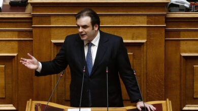 Κυριάκος-Πιερρακάκης:-Έμπρακτη-στήριξη-των-ελληνορθόδοξων-κοινοτήτων-από-την-κυβέρνηση-με-600-οργανικές-θέσεις-κληρικών