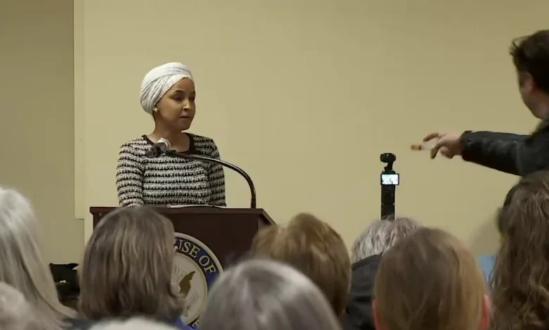 Μινεσότα:-Επίθεση-με-άγνωστο-υγρό-δέχθηκε-η-Δημοκρατική-βουλεύτρια,-Ιλχάν-Ομάρ