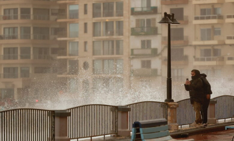 Μάλτα:-Θηριώδη-κύματα-παρέσυραν-και-έπνιξαν-13χρονη-–-Αγνάντευε-τη-θάλασσα-με-την-οικογένειά-της-σε-πεζόδρομο