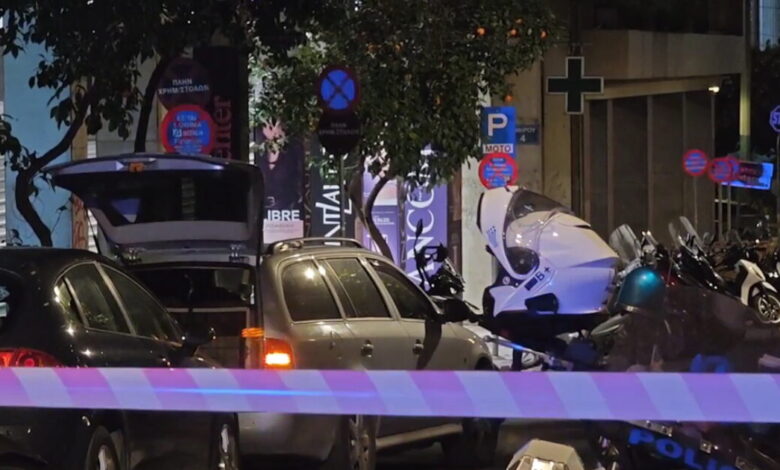 Κλειστή-η-Ομήρου-στο-κέντρο:-ΤΕΕΜ-ελέγχουν-ύποπτη-μηχανή-έξω-από-την-Τράπεζα-της-Ελλάδος