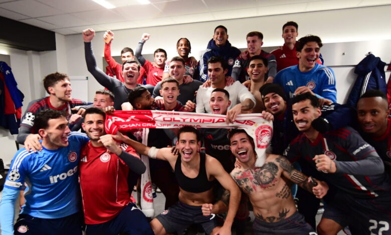 Ολυμπιακός:-Ερυθρόλευκο-«πάρτι»-στα-αποδυτήρια-με-Μιλτιάδη-Μαρινάκη-και-Μπάμπη-Κωστούλα