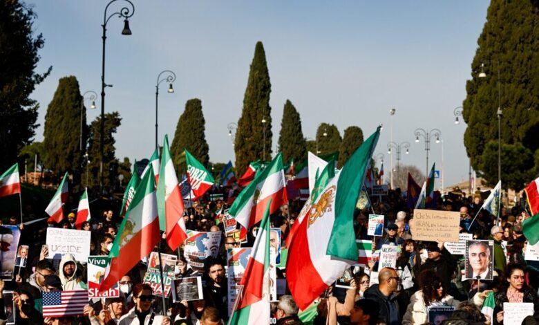 Το-Ιράν-είναι-«με-το-δάχτυλο-στη-σκανδάλη»-αλλά-δεν-αποκλείει-διαπραγματεύσεις-για-τα-πυρηνικά